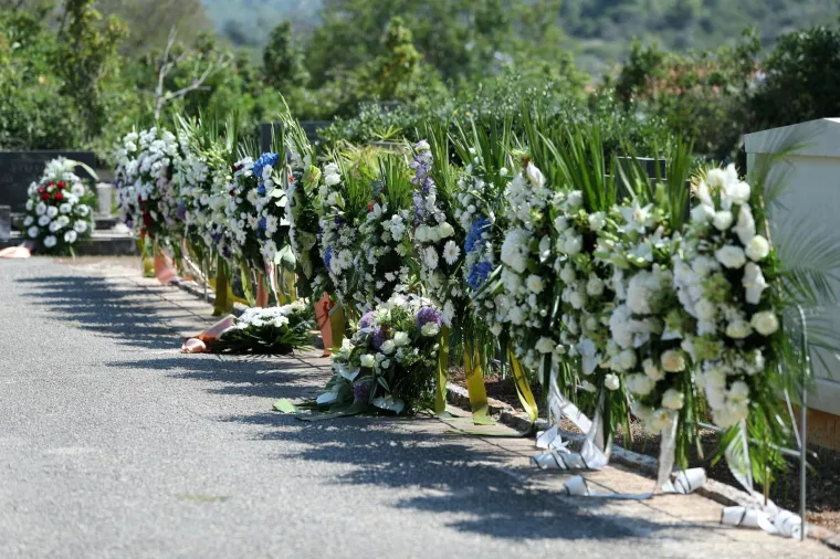 OBITELJ, PRIJATELJI, KOLEGE I OBOŽAVATELJI SE SKUPLJAJU NA GROBLJU: Svi su se došli pokloniti Oliveru