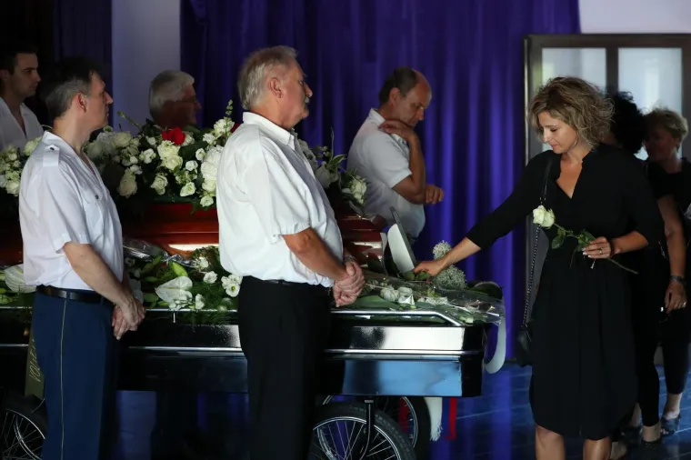 OBITELJ, PRIJATELJI, KOLEGE I OBOŽAVATELJI SE SKUPLJAJU NA GROBLJU: Svi su se došli pokloniti Oliveru