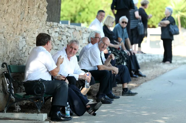 Obitelj, prijatelji, suradnici i obozavatelji dosli se nakloniti i oprostiti od Olivera Dragojevica na groblju sv. Roka