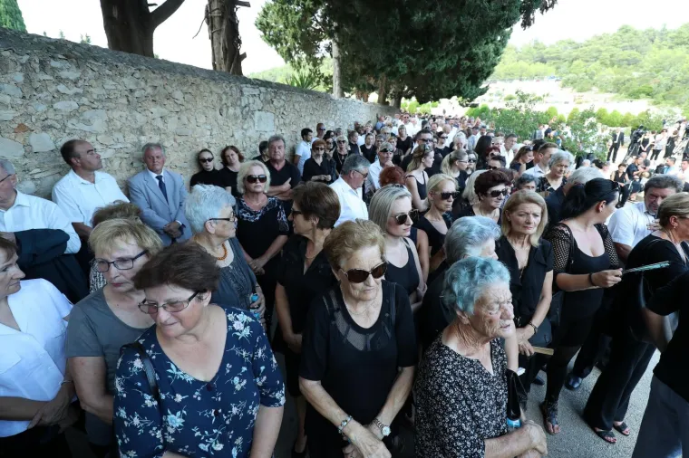 OBITELJ, PRIJATELJI, KOLEGE I OBOŽAVATELJI SE SKUPLJAJU NA GROBLJU: Svi su se došli pokloniti Oliveru