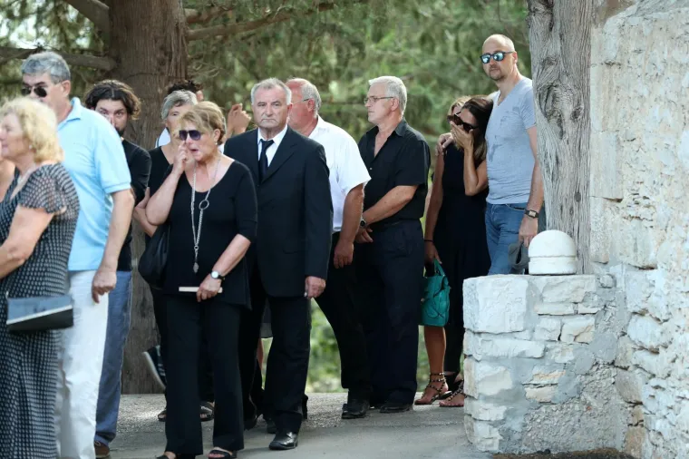 OBITELJ, PRIJATELJI, KOLEGE I OBOŽAVATELJI SE SKUPLJAJU NA GROBLJU: Svi su se došli pokloniti Oliveru