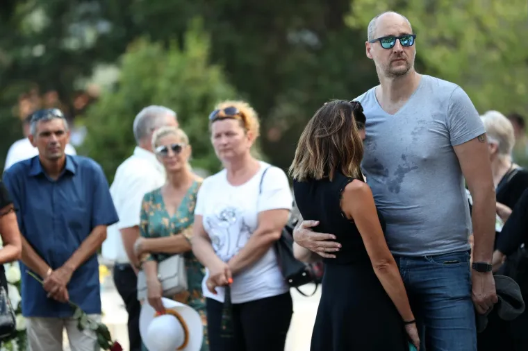 OBITELJ, PRIJATELJI, KOLEGE I OBOŽAVATELJI SE SKUPLJAJU NA GROBLJU: Svi su se do&scaron;li pokloniti Oliveru