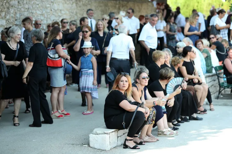 OBITELJ, PRIJATELJI, KOLEGE I OBOŽAVATELJI SE SKUPLJAJU NA GROBLJU: Svi su se do&scaron;li pokloniti Oliveru