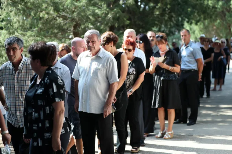 OBITELJ, PRIJATELJI, KOLEGE I OBOŽAVATELJI SE SKUPLJAJU NA GROBLJU: Svi su se do&scaron;li pokloniti Oliveru