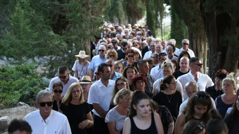 OBITELJ, PRIJATELJI, KOLEGE I OBOŽAVATELJI SE SKUPLJAJU NA GROBLJU: Svi su se do&scaron;li pokloniti Oliveru