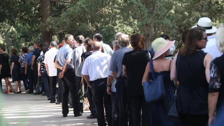 OBITELJ, PRIJATELJI, KOLEGE I OBOŽAVATELJI SE SKUPLJAJU NA GROBLJU: Svi su se do&scaron;li pokloniti Oliveru