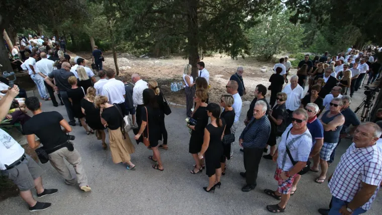 OBITELJ, PRIJATELJI, KOLEGE I OBOŽAVATELJI SE SKUPLJAJU NA GROBLJU: Svi su se do&scaron;li pokloniti Oliveru