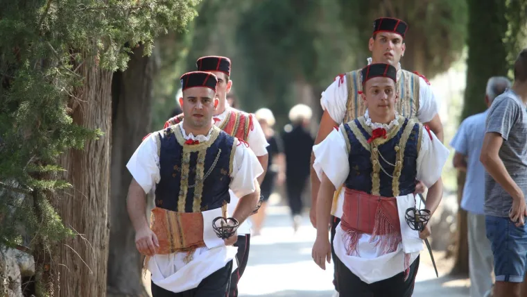 OBITELJ, PRIJATELJI, KOLEGE I OBOŽAVATELJI SE SKUPLJAJU NA GROBLJU: Svi su se do&scaron;li pokloniti Oliveru