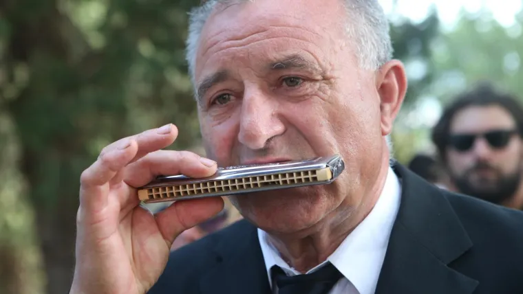 OBITELJ, PRIJATELJI, KOLEGE I OBOŽAVATELJI SE SKUPLJAJU NA GROBLJU: Svi su se do&scaron;li pokloniti Oliveru