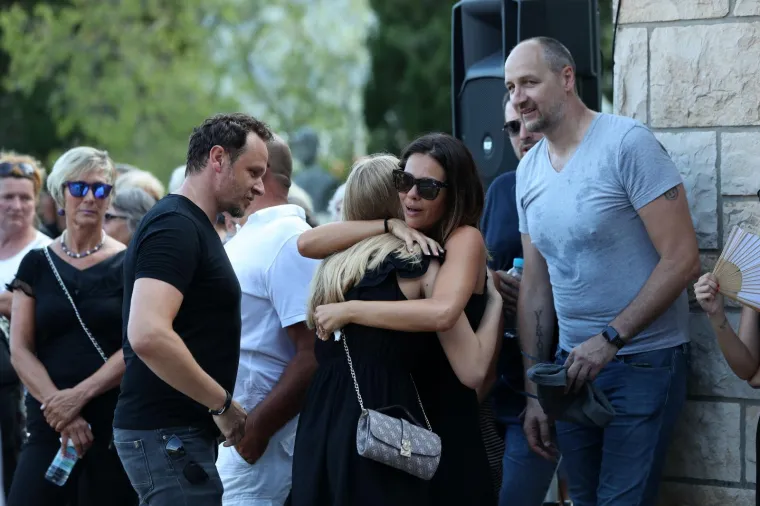 OBITELJ, PRIJATELJI, KOLEGE I OBOŽAVATELJI SE SKUPLJAJU NA GROBLJU: Svi su se do&scaron;li pokloniti Oliveru