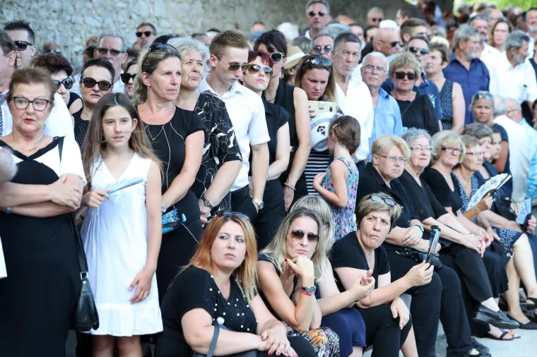 OBITELJ, PRIJATELJI, KOLEGE I OBOŽAVATELJI SE SKUPLJAJU NA GROBLJU: Svi su se do&scaron;li pokloniti Oliveru