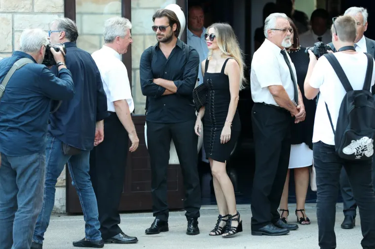 OBITELJ, PRIJATELJI, KOLEGE I OBOŽAVATELJI SE SKUPLJAJU NA GROBLJU: Svi su se do&scaron;li pokloniti Oliveru