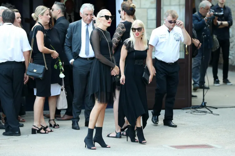 OBITELJ, PRIJATELJI, KOLEGE I OBOŽAVATELJI SE SKUPLJAJU NA GROBLJU: Svi su se do&scaron;li pokloniti Oliveru