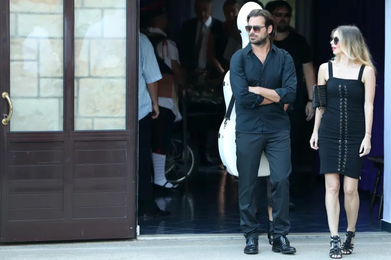 OBITELJ, PRIJATELJI, KOLEGE I OBOŽAVATELJI SE SKUPLJAJU NA GROBLJU: Svi su se do&scaron;li pokloniti Oliveru