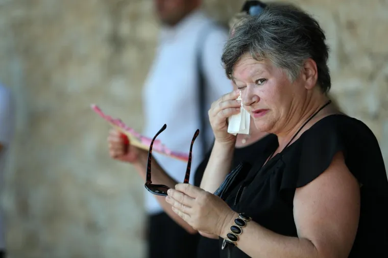 OBITELJ, PRIJATELJI, KOLEGE I OBOŽAVATELJI SE SKUPLJAJU NA GROBLJU: Svi su se do&scaron;li pokloniti Oliveru