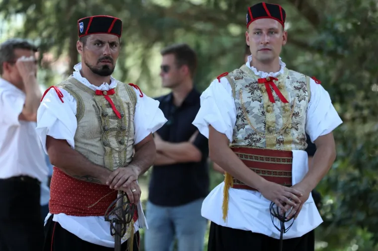 OBITELJ, PRIJATELJI, KOLEGE I OBOŽAVATELJI SE SKUPLJAJU NA GROBLJU: Svi su se do&scaron;li pokloniti Oliveru