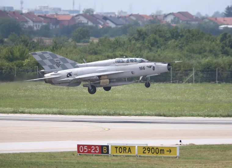 Tri borbena aviona F-16 Barak Izraelskog ratnog zrakoplovstva sletjela su u vojarnu 'Pukovnik Marko Živković' u sklopu posjeta Republici Hrvatskoj. Vlada RH u ožujku ove godine donijela je odluku o kupnji 12 takvih izraelskih aviona, a prva dva bit će isporučena do 2020. Dva od ova tri zrakoplova sudjelovat će na proslavi Dana pobjede u Kninu.