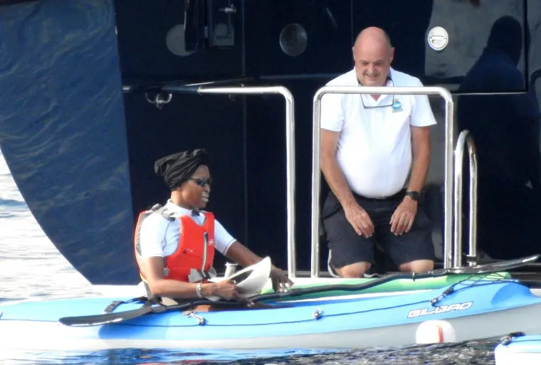 NAOMI CAMPBELL U TIGRASTOM BIKINIJU PLOVI JADRANOM: 'Crna pantera' pokazala tijelo u blizini Cavtata