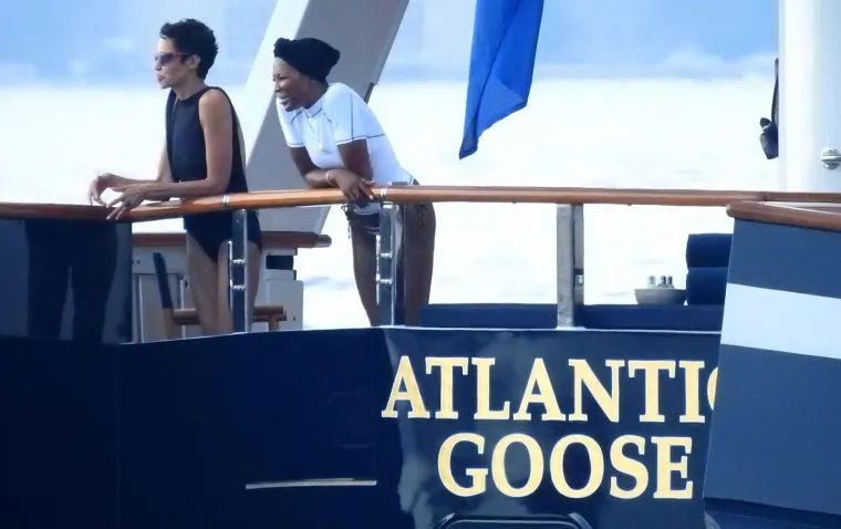 NAOMI CAMPBELL U TIGRASTOM BIKINIJU PLOVI JADRANOM: 'Crna pantera' pokazala tijelo u blizini Cavtata