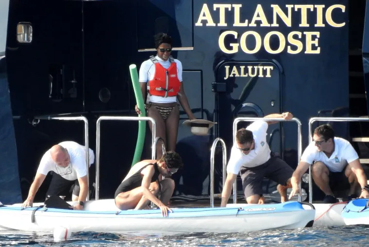 NAOMI CAMPBELL U TIGRASTOM BIKINIJU PLOVI JADRANOM: 'Crna pantera' pokazala tijelo u blizini Cavtata