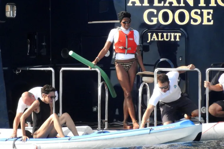 NAOMI CAMPBELL U TIGRASTOM BIKINIJU PLOVI JADRANOM: 'Crna pantera' pokazala tijelo u blizini Cavtata