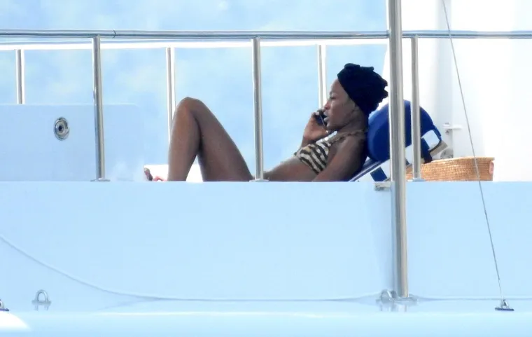 NAOMI CAMPBELL U TIGRASTOM BIKINIJU PLOVI JADRANOM: 'Crna pantera' pokazala tijelo u blizini Cavtata