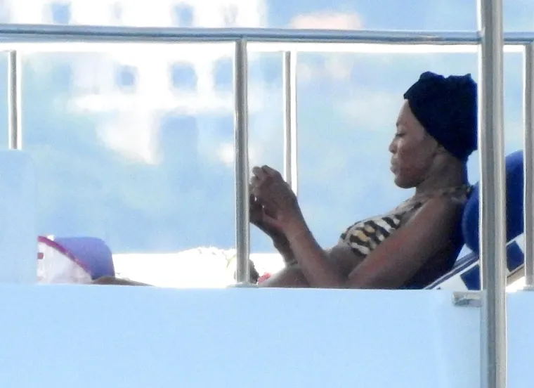 NAOMI CAMPBELL U TIGRASTOM BIKINIJU PLOVI JADRANOM: 'Crna pantera' pokazala tijelo u blizini Cavtata