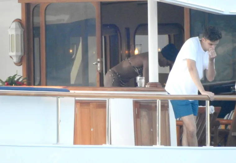 NAOMI CAMPBELL U TIGRASTOM BIKINIJU PLOVI JADRANOM: 'Crna pantera' pokazala tijelo u blizini Cavtata