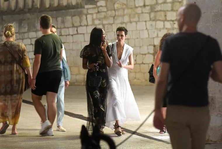 Sa supermodelom je francuska glumica Farida Khelfa te dekorer Vincent Darré.