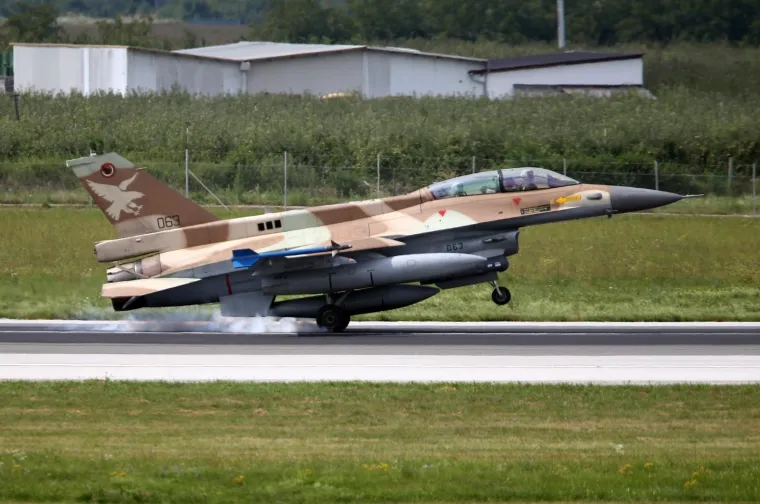 Tri izraelska višenamjenska borbena aviona F-16 Barak prvi put su u četvrtak oko 15 sati sletjela u 91. zrakoplovnu bazu Hrvatskog ratnog zrakoplovstva na Plesu, izvijestio je MORH.