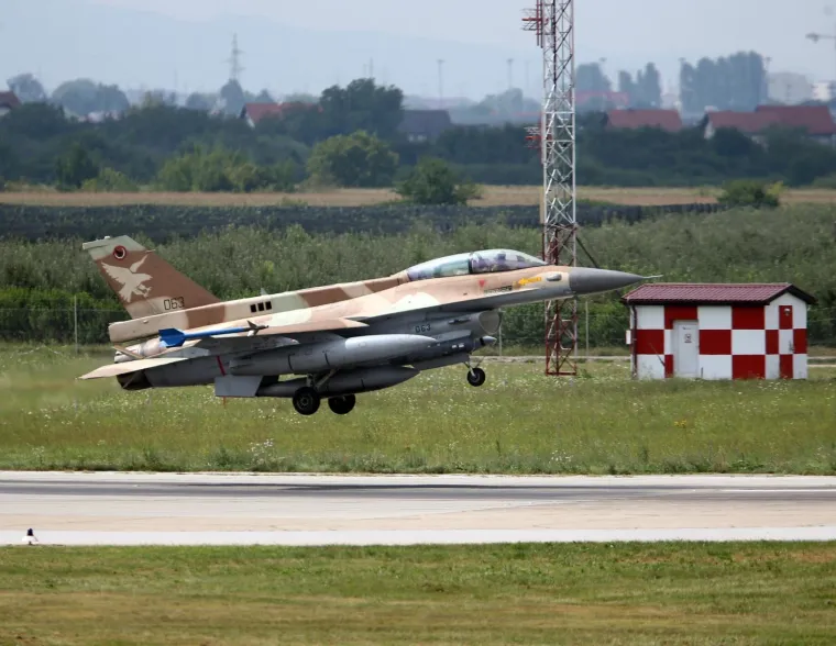 Tri izraelska višenamjenska borbena aviona F-16 Barak prvi put su u četvrtak oko 15 sati sletjela u 91. zrakoplovnu bazu Hrvatskog ratnog zrakoplovstva na Plesu, izvijestio je MORH.