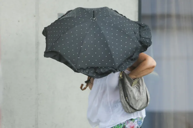 Ljetni pljusak rashladio Zagreb i smočio građane