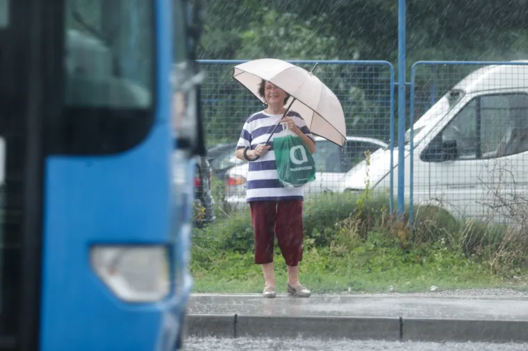 Ljetni pljusak rashladio Zagreb i smočio građane