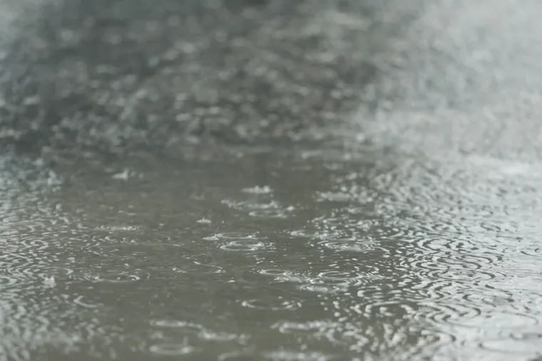 Ljetni pljusak rashladio Zagreb i smočio građane