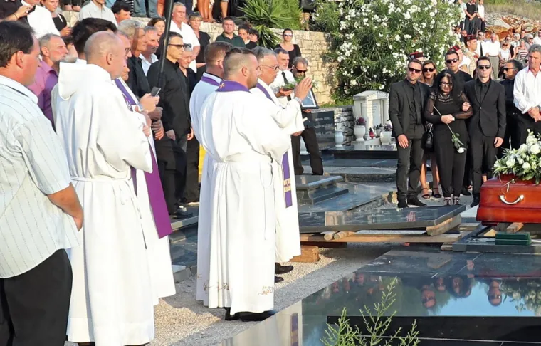 U srijedu se, na posljednjem ispraćaju Olivera Dragojevića na groblju sv. Roka u Veloj Luci na Korčuli uz članove obitelji okupilo nekoliko tisuća njegovih prijatelja i štovatelja. Kao i dan ranije na ispraćaju lijesa s njegovim posmrtnim ostatacima iz Splita, Oliverov pogreb bio je dirljiv i potresan i svi koji su bili ondje dugo će pamtiti taj trenutak. Jedan od svećenika koji su vodili obred pokopa čak je u trenutku kada su lijes s pokojnikom spuštali u grob, izvadio mobitel i napravio nekoliko snimki. Očito je želio ovjekovječiti taj najtužniji trenutak sahrane.