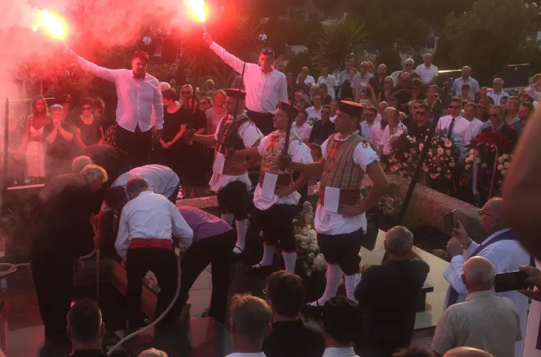 SVEĆENIK POSTAO SNIMATELJ: Izvadio mobitel i snimio tužan trenutak kada su lijes s Oliverom spuštali u grob