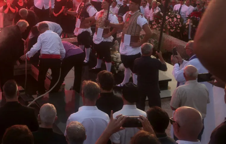 SVEĆENIK POSTAO SNIMATELJ: Izvadio mobitel i snimio tužan trenutak kada su lijes s Oliverom spuštali u grob