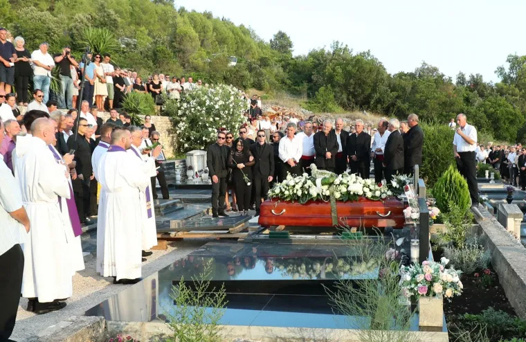 SVEĆENIK POSTAO SNIMATELJ: Izvadio mobitel i snimio tužan trenutak kada su lijes s Oliverom spuštali u grob