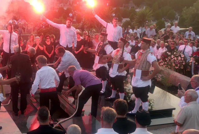 SVEĆENIK POSTAO SNIMATELJ: Izvadio mobitel i snimio tužan trenutak kada su lijes s Oliverom spuštali u grob