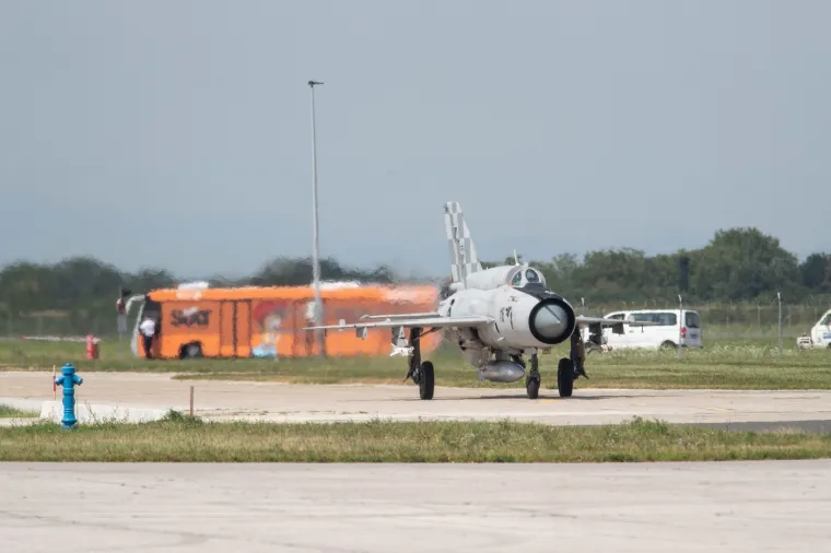 Uoči sudjelovanja izraelskog vi&scaron;enamjenskog borbenog aviona F-16 Barak u zračnom mimohodu povodom obilježavanja 23. obljetnice VRO Oluja, zapovjednik Eskadrile borbenih aviona pukovnik Christian Jagodić i zapovjednik izraelske Zračne baze Ramat David izveli su zajednički let avionom MiG-21 Hrvatskog ratnog zrakoplovstva u vojnoj bazi na Plesu u petak.