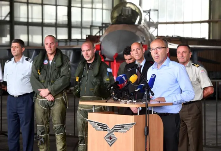 Uoči sudjelovanja izraelskog vi&scaron;enamjenskog borbenog aviona F-16 Barak u zračnom mimohodu povodom obilježavanja 23. obljetnice VRO Oluja, zapovjednik Eskadrile borbenih aviona pukovnik Christian Jagodić i zapovjednik izraelske Zračne baze Ramat David izveli su u petak zajednički let avionom MiG-21 Hrvatskog ratnog zrakoplovstva u vojnoj bazi na Plesu