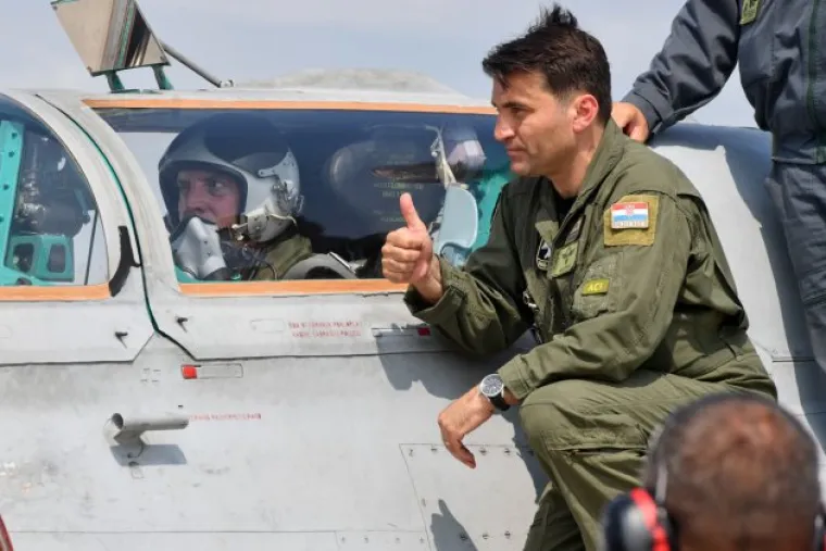 Uoči sudjelovanja izraelskog vi&scaron;enamjenskog borbenog aviona F-16 Barak u zračnom mimohodu povodom obilježavanja 23. obljetnice VRO Oluja, zapovjednik Eskadrile borbenih aviona pukovnik Christian Jagodić i zapovjednik izraelske Zračne baze Ramat David izveli su u petak zajednički let avionom MiG-21 Hrvatskog ratnog zrakoplovstva u vojnoj bazi na Plesu