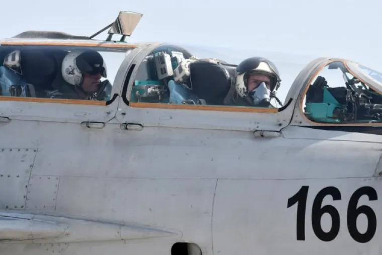 Uoči sudjelovanja izraelskog vi&scaron;enamjenskog borbenog aviona F-16 Barak u zračnom mimohodu povodom obilježavanja 23. obljetnice VRO Oluja, zapovjednik Eskadrile borbenih aviona pukovnik Christian Jagodić i zapovjednik izraelske Zračne baze Ramat David izveli su u petak zajednički let avionom MiG-21 Hrvatskog ratnog zrakoplovstva u vojnoj bazi na Plesu