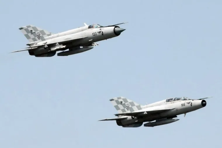 Uoči sudjelovanja izraelskog vi&scaron;enamjenskog borbenog aviona F-16 Barak u zračnom mimohodu povodom obilježavanja 23. obljetnice VRO Oluja, zapovjednik Eskadrile borbenih aviona pukovnik Christian Jagodić i zapovjednik izraelske Zračne baze Ramat David izveli su u petak zajednički let avionom MiG-21 Hrvatskog ratnog zrakoplovstva u vojnoj bazi na Plesu