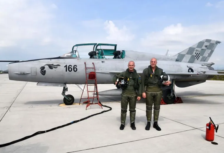 Uoči sudjelovanja izraelskog vi&scaron;enamjenskog borbenog aviona F-16 Barak u zračnom mimohodu povodom obilježavanja 23. obljetnice VRO Oluja, zapovjednik Eskadrile borbenih aviona pukovnik Christian Jagodić i zapovjednik izraelske Zračne baze Ramat David izveli su u petak zajednički let avionom MiG-21 Hrvatskog ratnog zrakoplovstva u vojnoj bazi na Plesu