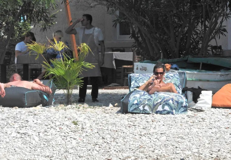 Iva Radić uživa u ljepotama otočića Vrnika. Sunčanje je u jednom trenutku zamijenila kupanjem kojem je prethodio atraktivan skok u more.