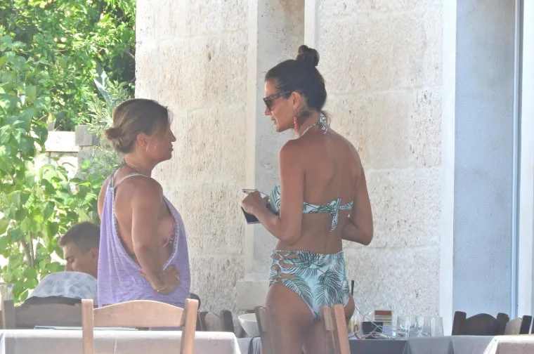 BIVŠA MANEKENKA UŽIVA U ČARIMA VRNIKA: Atraktivnim skokom u more i savršenom linijom mamila poglede