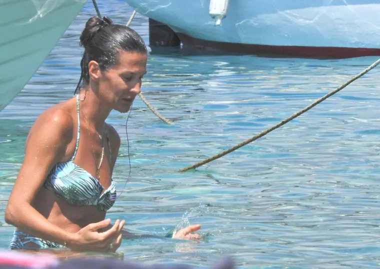 BIVŠA MANEKENKA UŽIVA U ČARIMA VRNIKA: Atraktivnim skokom u more i savršenom linijom mamila poglede