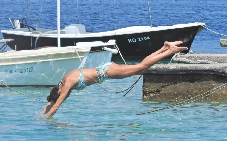BIVŠA MANEKENKA UŽIVA U ČARIMA VRNIKA: Atraktivnim skokom u more i savršenom linijom mamila poglede