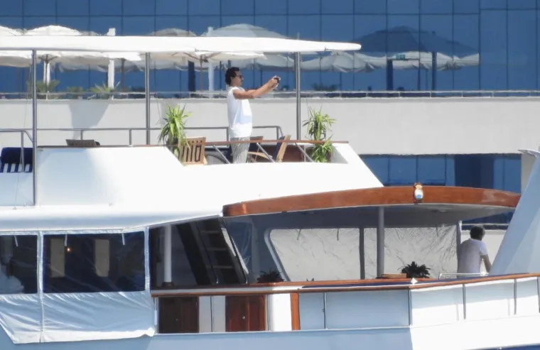 Družio se s glumicom Faridom Khelfom i njezinim suprugom Henrijem Seydouxom.